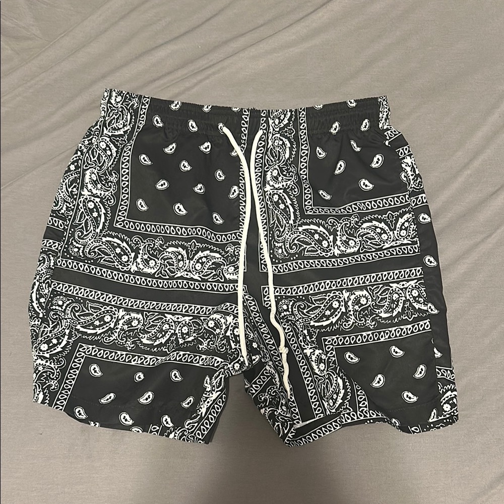 Black and White Paisley Men's Shorts